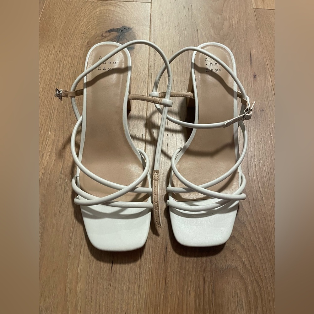 A New Day size 8 cream kitten heel